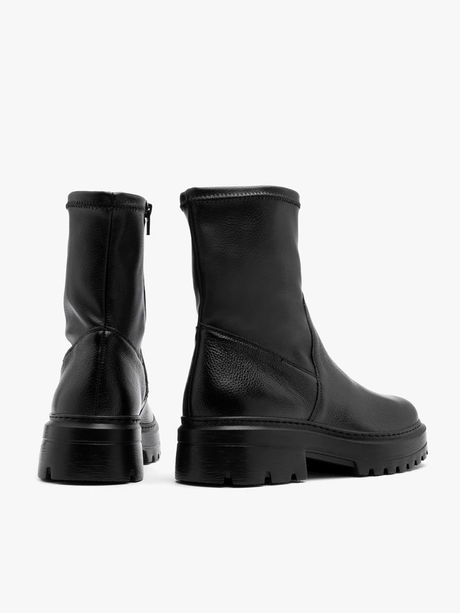 Schwarze Stiefel mit flexiblem Schaft und flacher Sohle