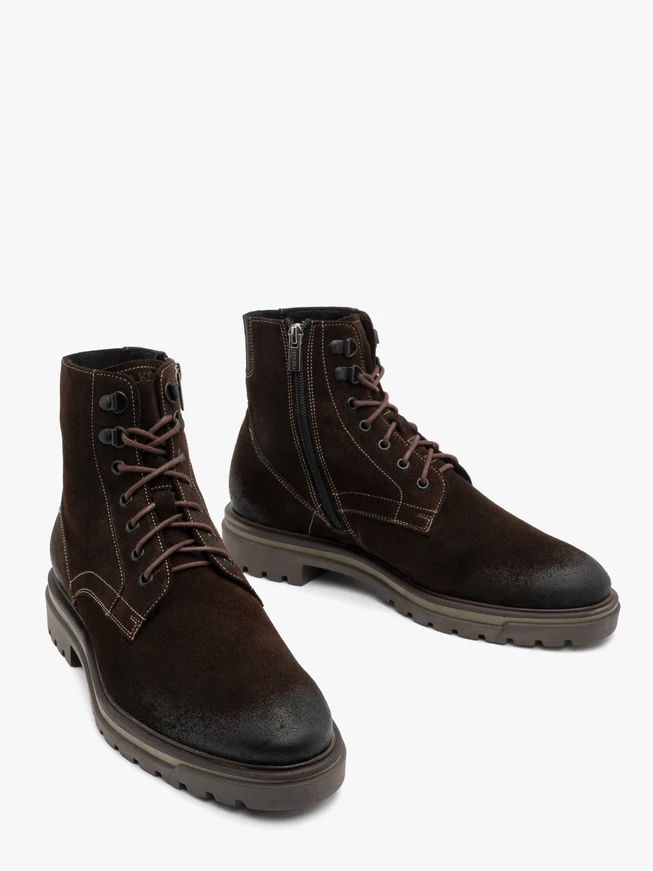 Braune Velourstiefel mit Kontrastnähten
