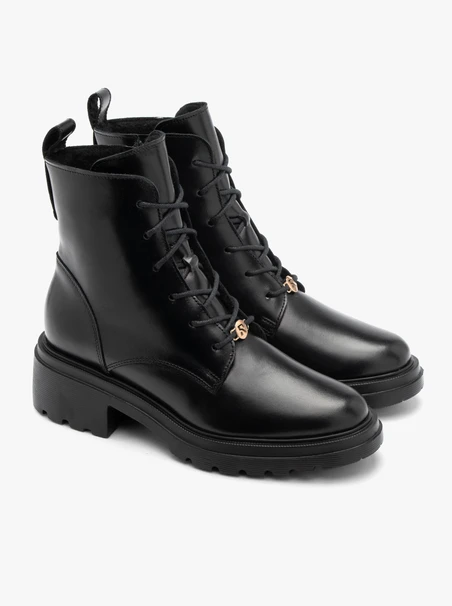 Black women’s boots with chunky sole