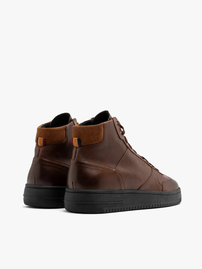 Sporty men’s boots with thick sole