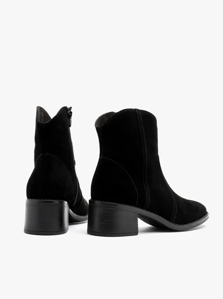 Damenstiefel aus schwarzem Velours