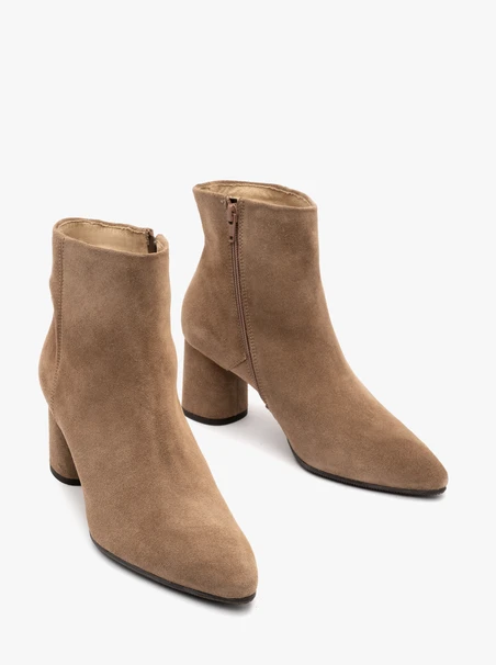 Beigefarbene Damenstiefel mit ovalem Schaft