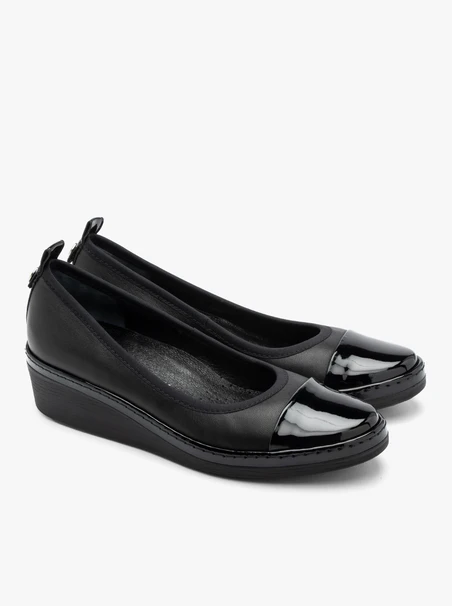 Schwarze Pumps mit lackierter Nase
