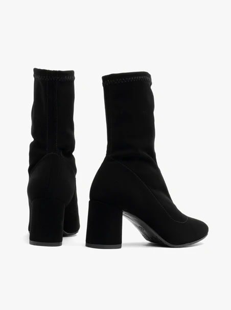 Flexible schwarze Keilstiefel mit runder Spitze