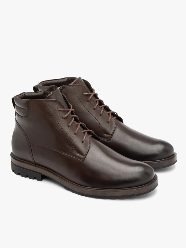 Dunkelbraune Herrenstiefel im Freizeitstil, isoliert mit natürlichem Schafsfell
