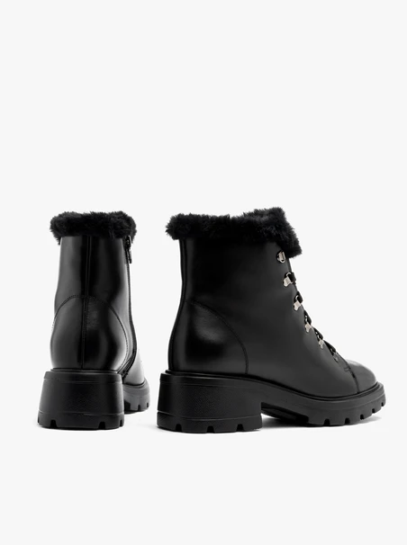 Schwarze Schnürstiefel mit Fell