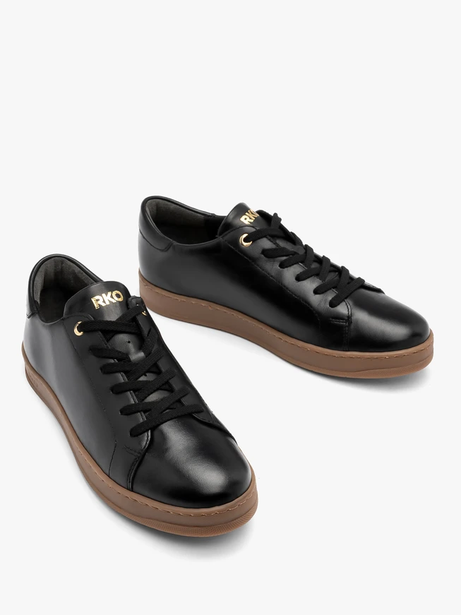 Schwarze Sporthalbschuhe mit beigem Boden