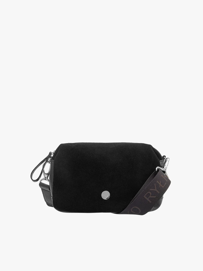 Schwarze Damentasche an einem breiten Riemen mit Logo