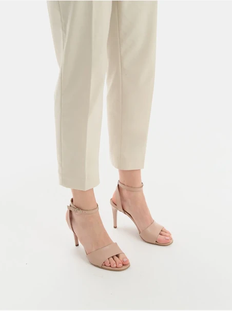 Beigefarbene Stiletto-Sandalen