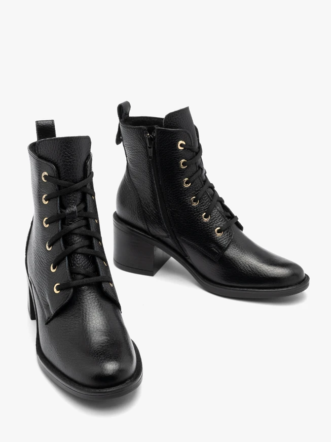 Schwarze Schnürstiefel für Damen mit goldenen Ösen