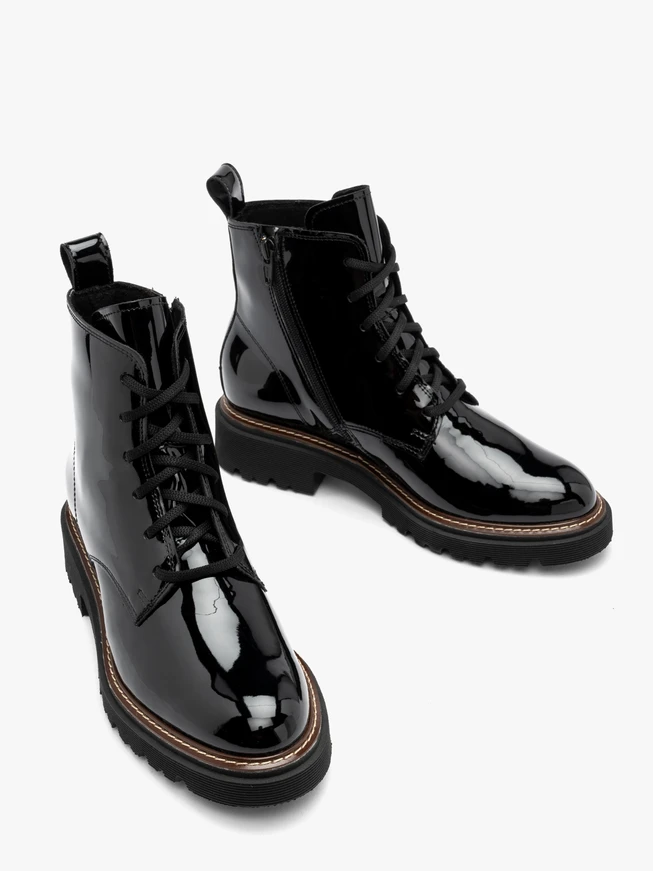 Lackierte Damenturnschuhe auf Traktorsockel