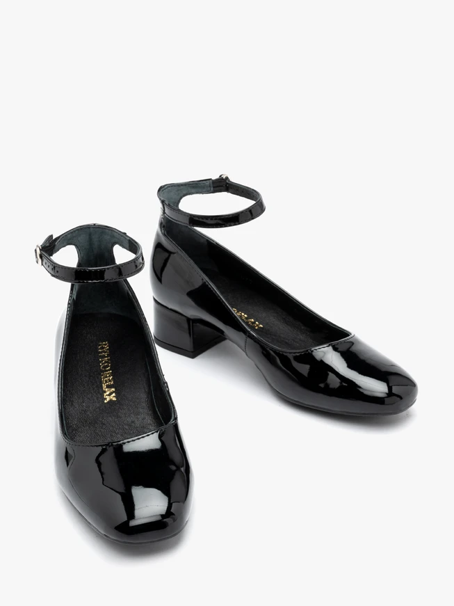Lackierte Pumps mit Schnallenverschluss am Knöchel