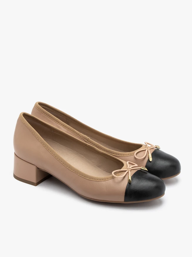 Beige-schwarze Pumps mit Zierschleife