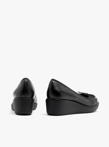 Schwarze Pumps mit niedrigem Plateau