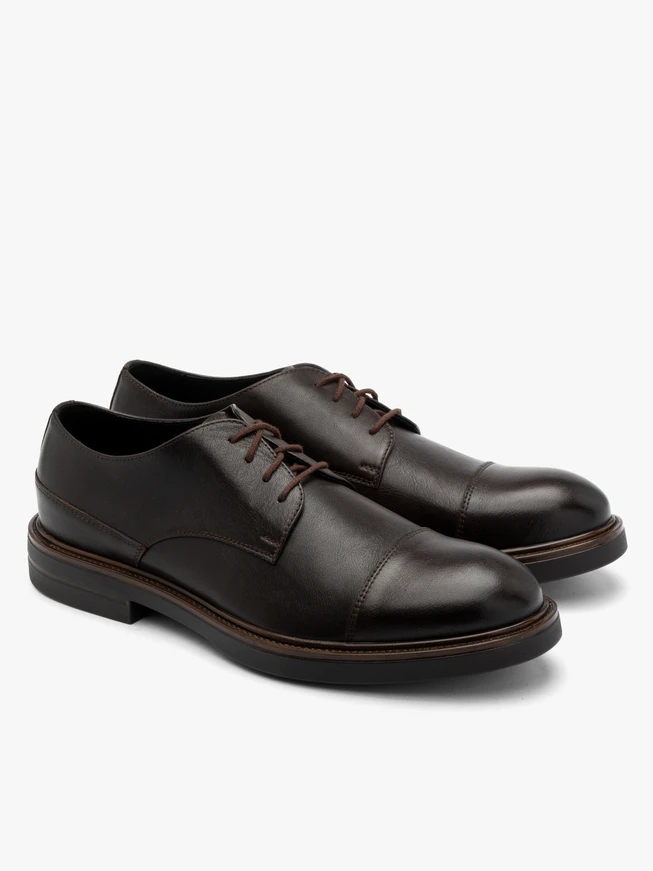 Dunkelbraune Herrenschnürschuhe mit Ziernähten auf dem Schaft