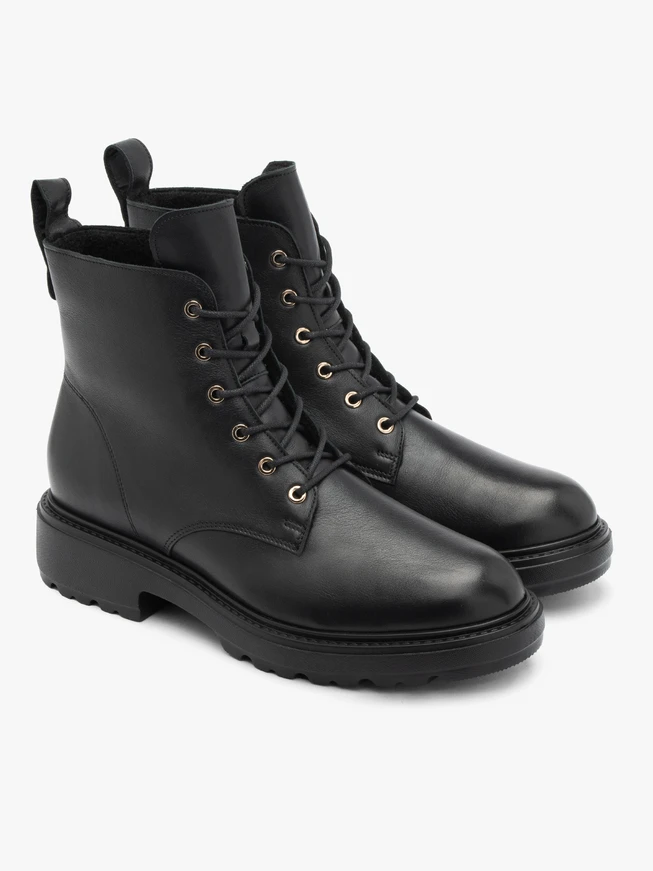 Schwarze Damenstiefel auf leichter Basis
