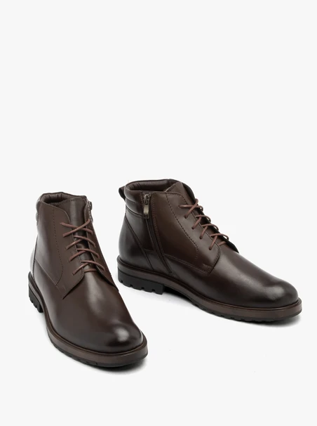 Dunkelbraune Herrenstiefel im Freizeitstil, isoliert mit natürlichem Schafsfell