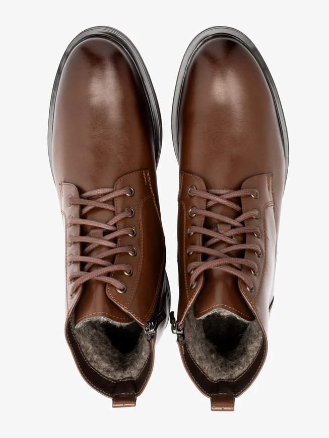 Brown men’s boots lined with wool