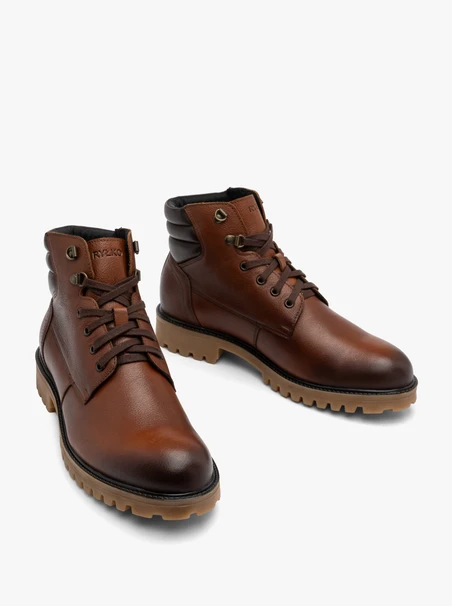 Braune Herrenstiefel mit beiger Sohle