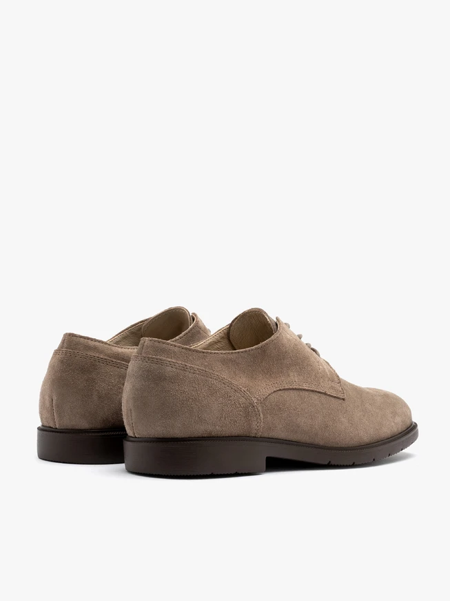 Grauer und beiger Herrenhalbschuh mit hellem Grund