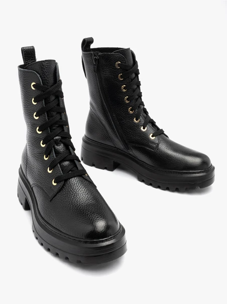 Black women’s boots with chunky sole