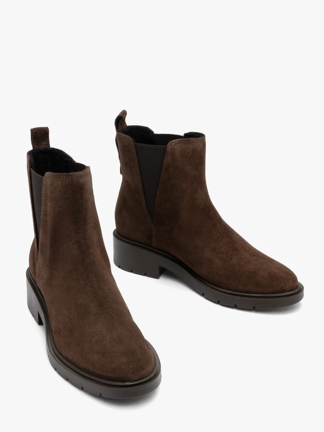 Brown women’s Chelsea boots with decorative cut at gore