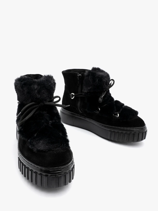 Black short insulated women’s snow boots