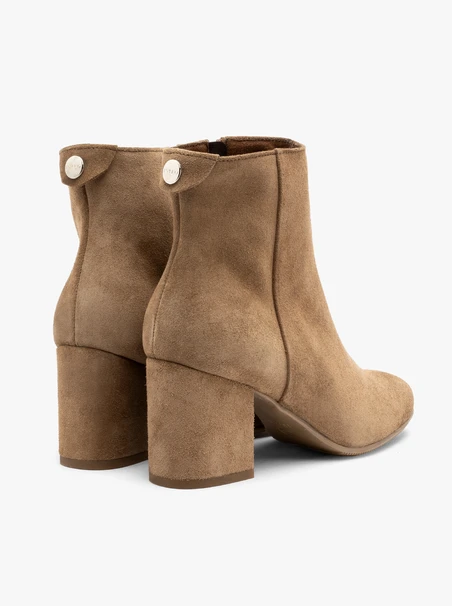 Klassische Veloursstiefel
Damenstiefel auf einem massiven Block