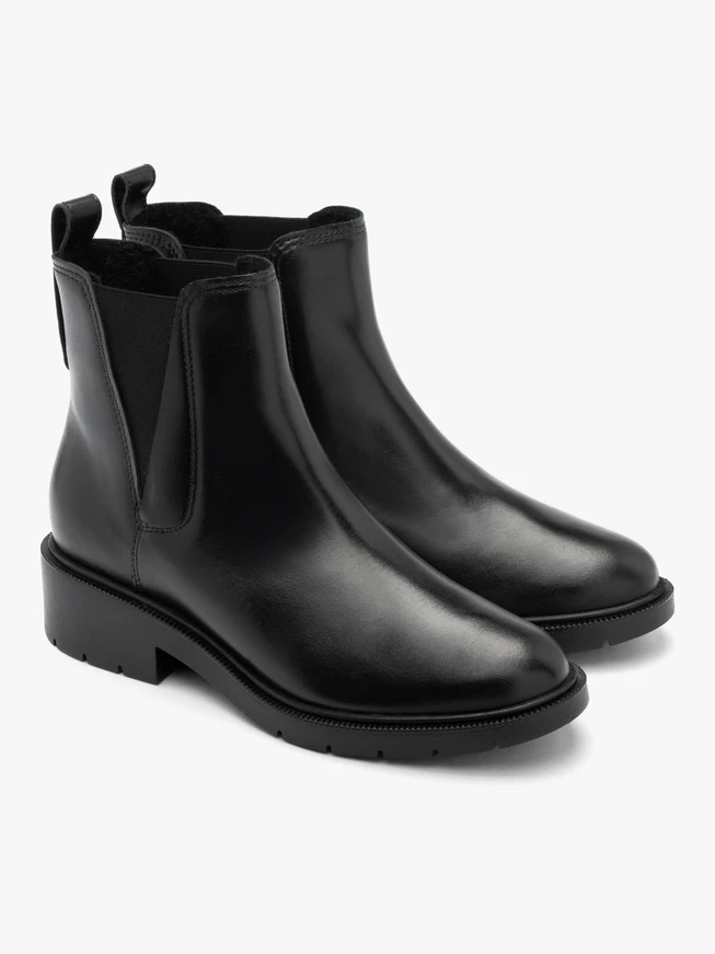 Black women’s Chelsea boots with decorative cut at the elastic