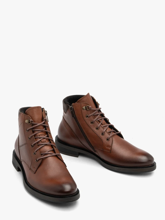 Braune Herrenstiefel mit Ziernähten auf dem Schaft