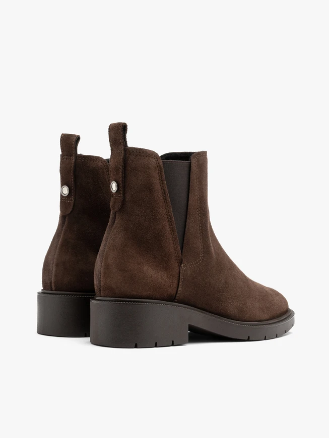 Brown women’s Chelsea boots with decorative cut at gore