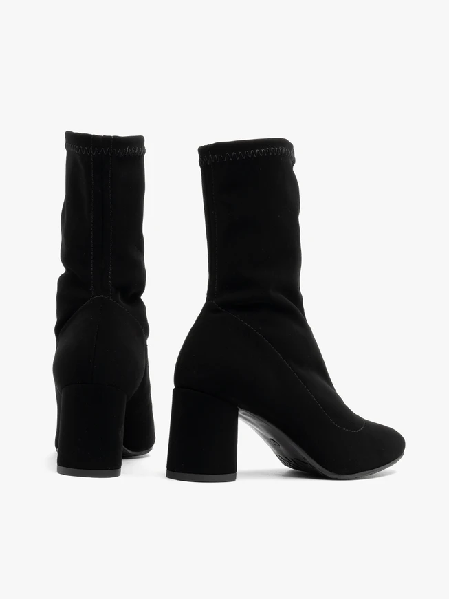 Flexible schwarze Keilstiefel mit runder Spitze