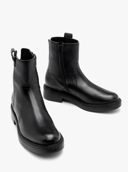 Schwarze Damenstiefel mit flacher Sohle