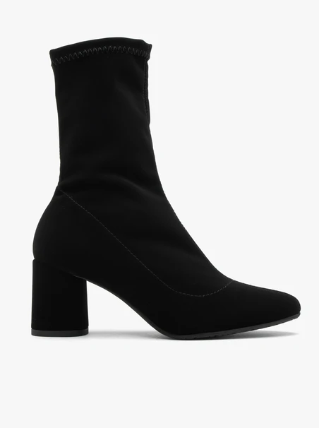 Flexible schwarze Keilstiefel mit runder Spitze