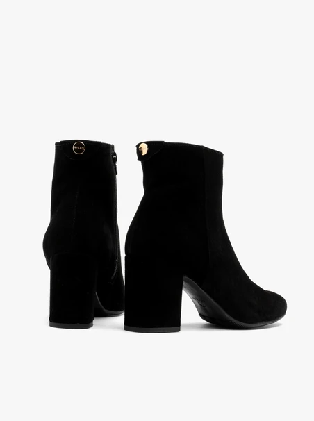Klassische Veloursstiefel
Damenstiefel auf einem massiven Block