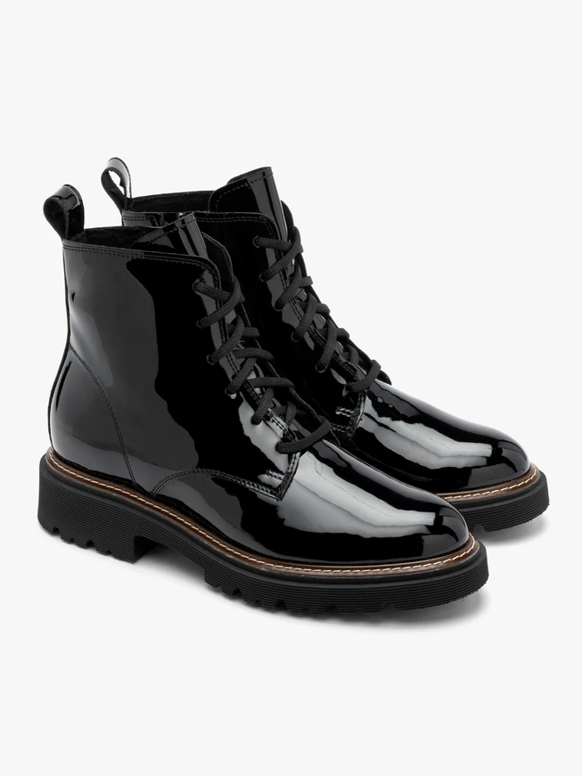 Lackierte Damenturnschuhe auf Traktorsockel