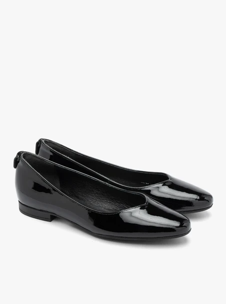 Black patent round-toe ballerinas