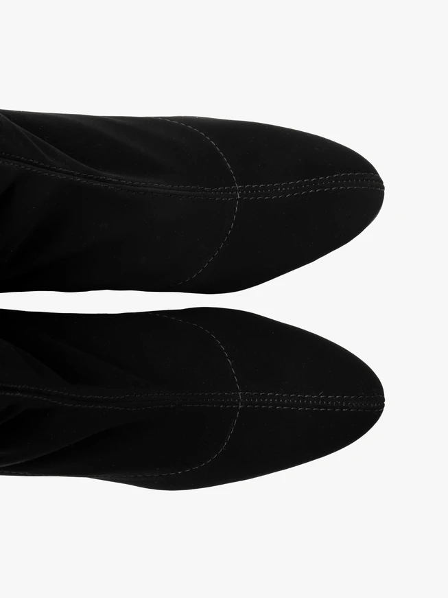 Flexible schwarze Keilstiefel mit runder Spitze