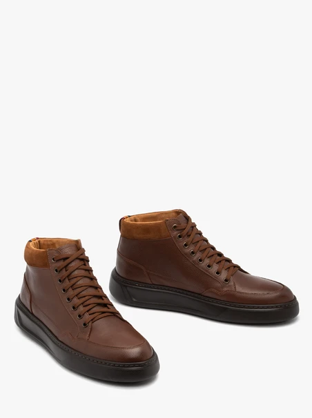 Braune, sportliche Stiefel mit klobiger schwarzer Sohle