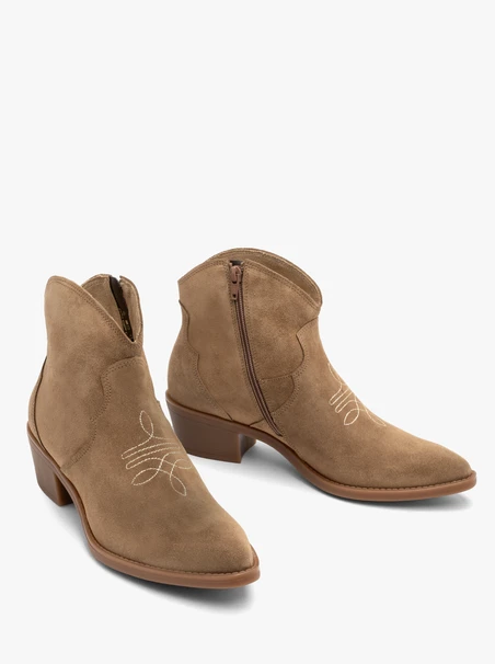 Beigefarbene Cowboystiefel mit dekorativer Stickerei