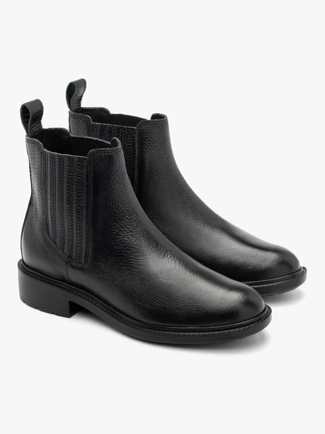 Women’s Chelsea boots with decorative stitching at the elastic