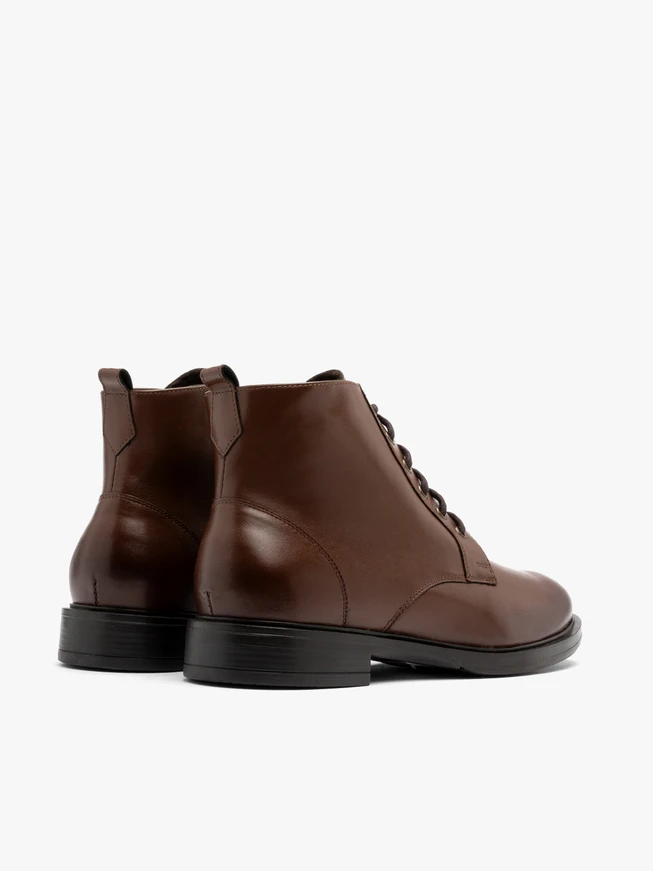 Klassische braune Herrenstiefel