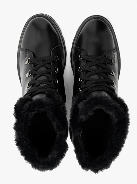 Schwarze Schnürstiefel mit Fell