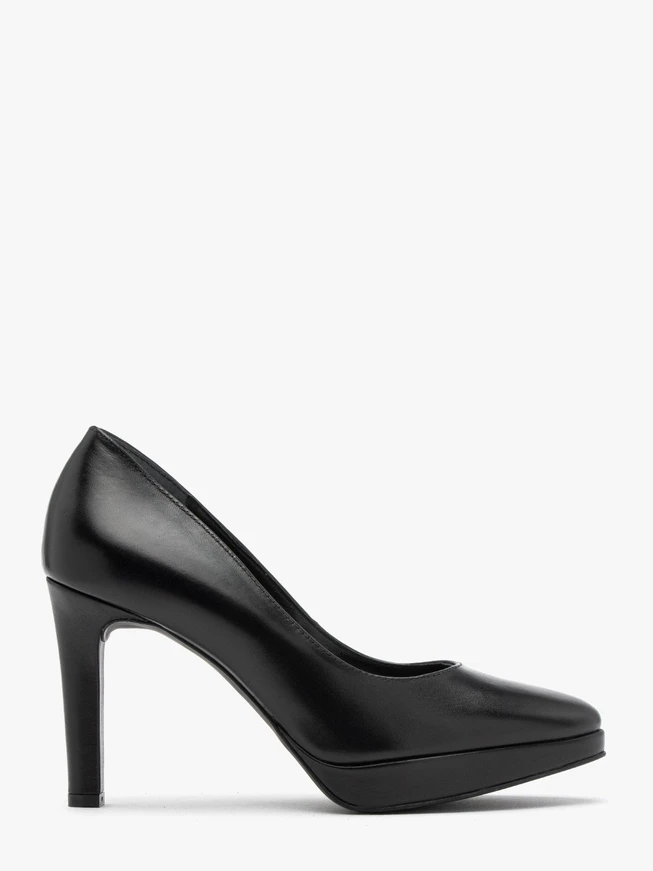 Schwarze hochhackige Pumps und Ballkleider