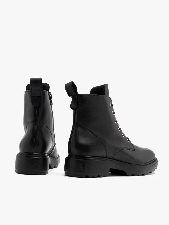 Schwarze Damenstiefel mit leichter Sohle