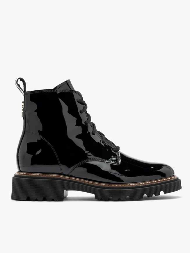 Lackierte Damenturnschuhe auf Traktorsockel