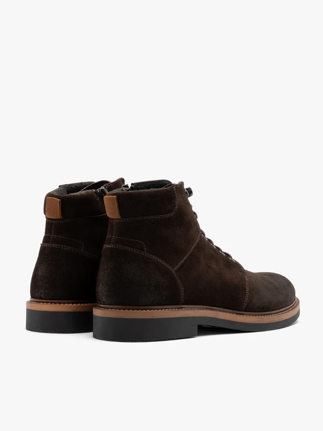 Dunkelbraune Stiefel mit zweifarbiger Sohle