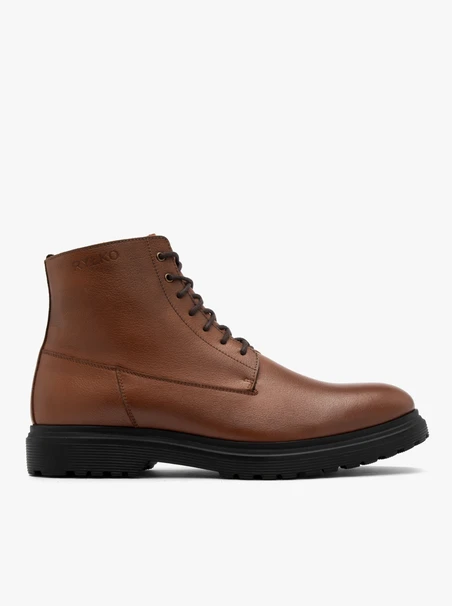 Braune Herrenstiefel mit schwarzem Boden