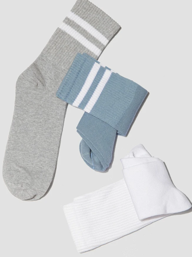 Blaue Socken mit weißen Streifen