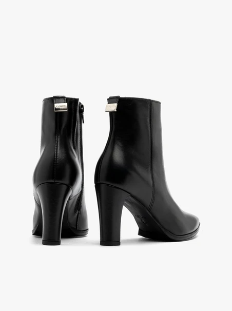 Schwarze Stiefel aus Vollnarbenleder mit klobigem Stilettoabsatz
